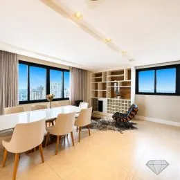 Sala de estar ampla com grandes janelas que oferecem uma vista.