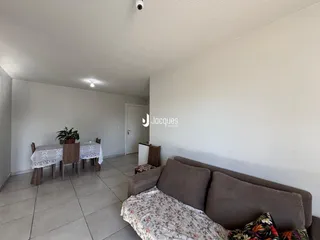 Sala de estar com área de jantar em um imóvel no Brasil.