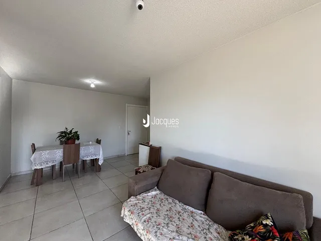 Sala de estar com área de jantar em um imóvel no Brasil.