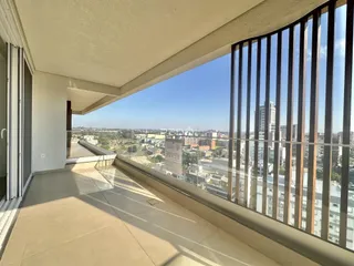Vista panorâmica da cidade a partir de uma varanda com grade de metal.
