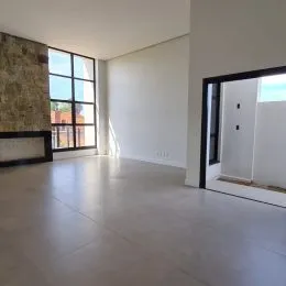 Sala de estar ampla com grandes janelas.