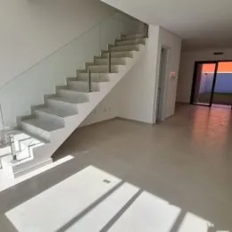 Hall de entrada com escadaria em ambiente interno.
