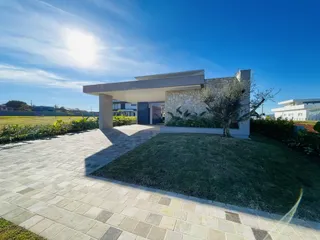 Fachada de uma residência em Lajeado, Brasil, com área externa pavimentada.
