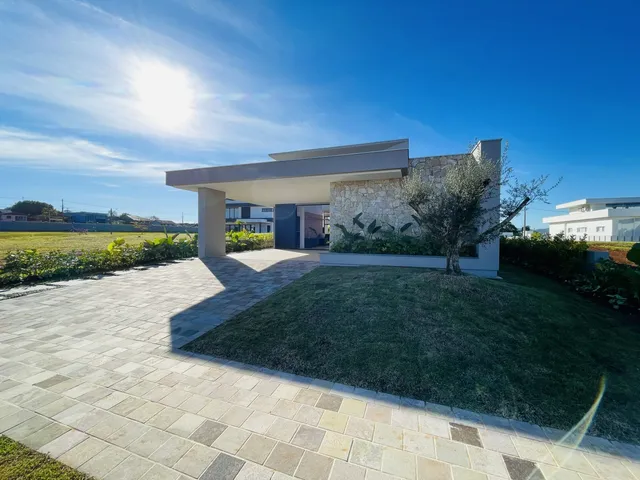 Fachada de uma residência em Lajeado, Brasil, com área externa pavimentada.