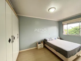 Foto de um quarto com cama e armário em um imóvel.