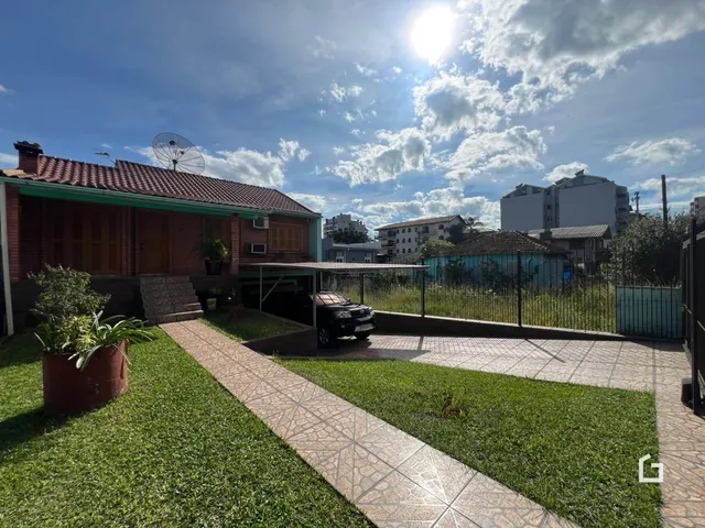Vista externa de uma residência com jardim e área pavimentada em Lajeado, Brasil.
