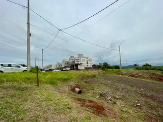 A foto mostra a fachada de um prédio residencial em Lajeado, Brasil, com área gramada na frente.