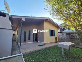 Fachada de uma casa residencial em Lajeado, Brasil, com jardim frontal.
