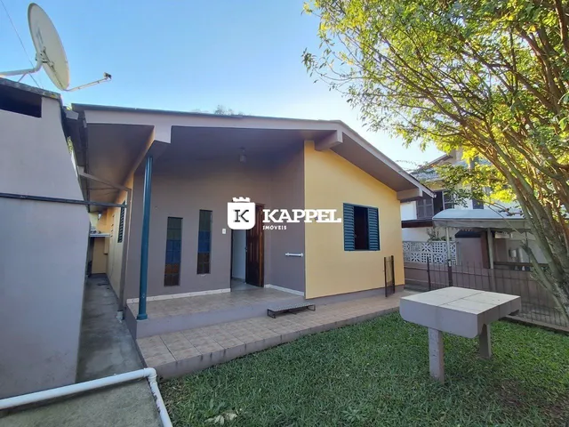 Fachada de uma casa residencial em Lajeado, Brasil, com jardim frontal.