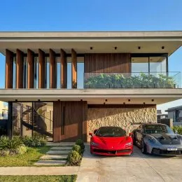 Fachada de uma casa moderna com varanda em Lajeado, Brasil.
