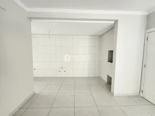 Interior de um ambiente com piso de cerâmica e paredes brancas.