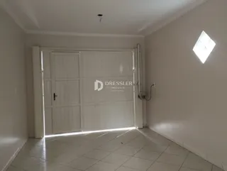 Interior de um cômodo com porta branca e piso de cerâmica.