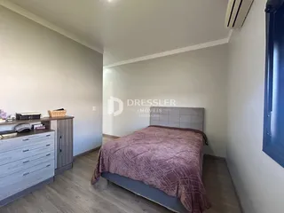 Foto de um quarto com cama e armário em um imóvel.
