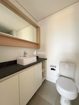 Foto de um banheiro com bancada e vaso sanitário em um imóvel.