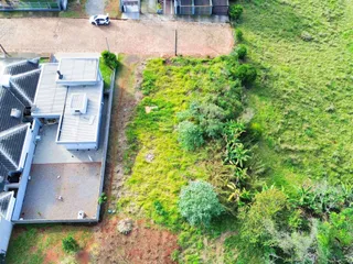 Vista aérea de uma propriedade residencial em Lajeado, mostrando a edificação e o terreno circundante.