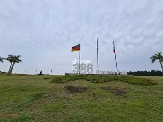 Paisagem de campo com grama e árvores em Lajeado.