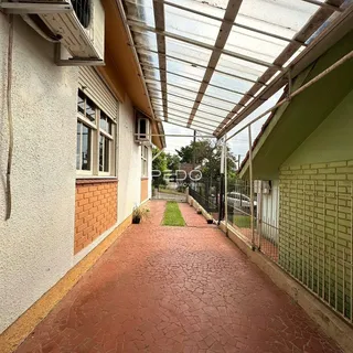 Vista externa de um pátio pavimentado entre duas edificações em Lajeado.