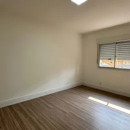 Ambiente interno com piso de madeira clara.