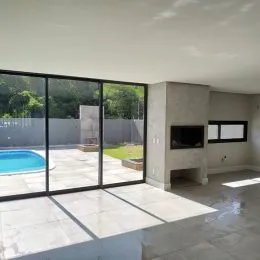 Vista de uma área comum com acesso a uma piscina externa.