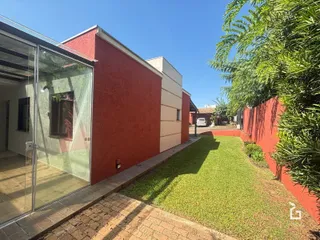 Fachada de uma residência com jardim gramado.