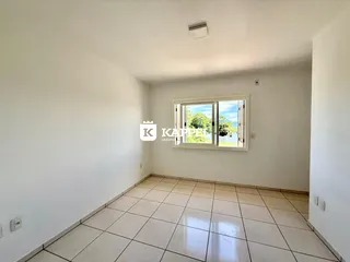 Foto de um cômodo interno com piso de cerâmica e uma janela.