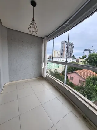 Vista interna de um ambiente com piso de cerâmica e grande janela.