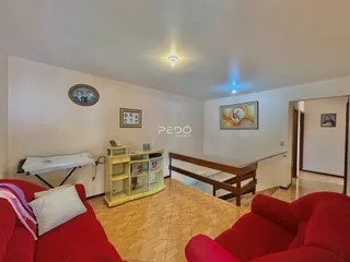 Sala de estar com piso de cerâmica e móveis de destaque.