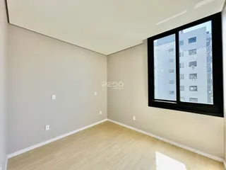 Foto de um cômodo interno com piso de madeira clara.