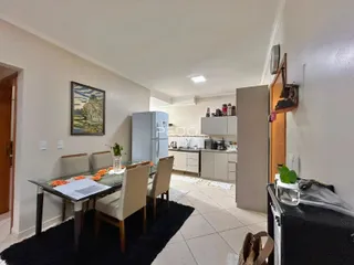 Sala de jantar com mesa e cadeiras em um imóvel no Brasil.