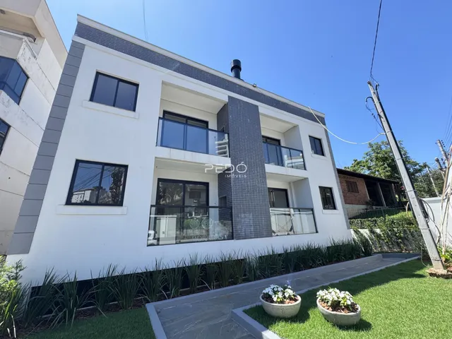 Fachada de um imóvel residencial em Lajeado, Brasil, com jardim frontal.