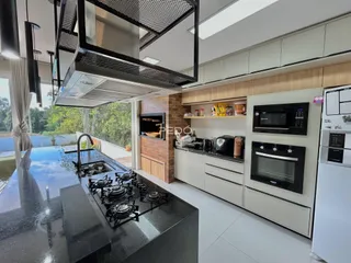 Cozinha moderna com ilha e vista para o exterior em Lajeado.