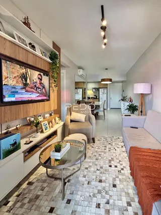 Sala de estar com painel de madeira e piso estampado.