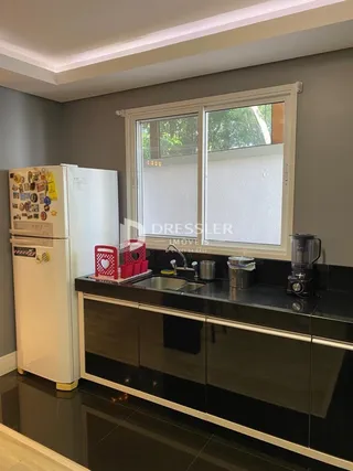 Foto de uma cozinha moderna com armários escuros e janela.
