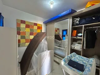 Quarto com armário e cama em um imóvel no Brasil.