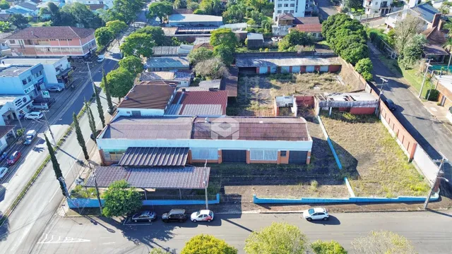 Vista aérea de um terreno com edificações em Lajeado.