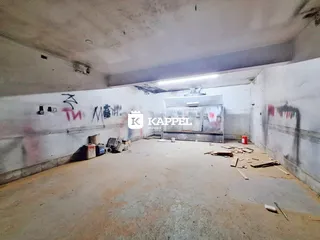 Ambiente interno com paredes expostas e piso de concreto em uma propriedade.