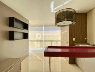 Interior de um ambiente moderno com painéis de madeira e iluminação suspensa.