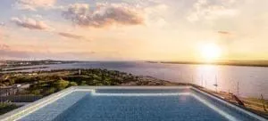 Vista panorâmica de um corpo d'água ao pôr do sol.