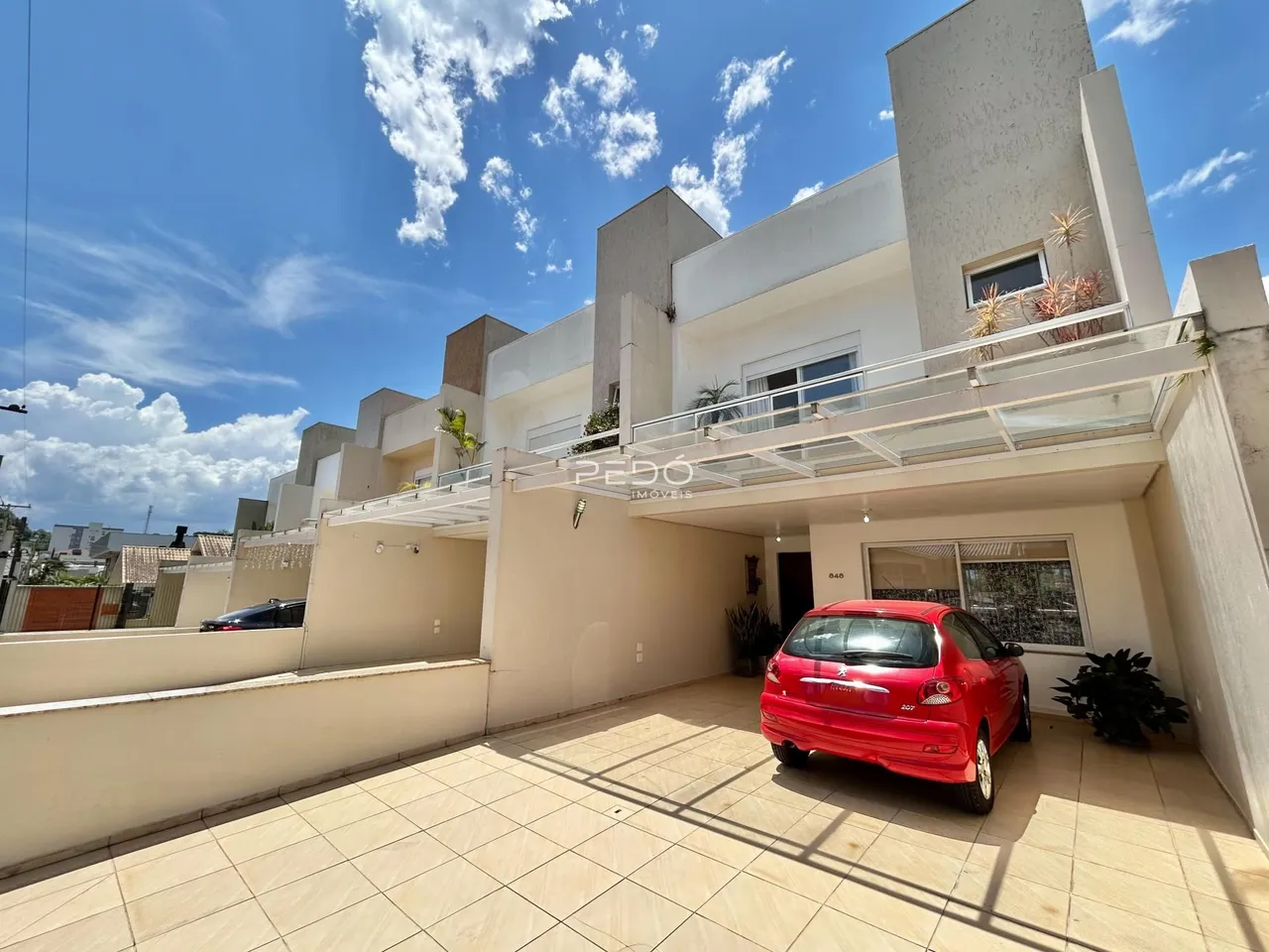 Fachada de um imóvel residencial em Lajeado, Brasil, com área externa pavimentada.
