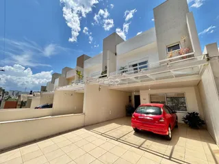 Fachada de um imóvel residencial em Lajeado, Brasil, com área externa pavimentada.