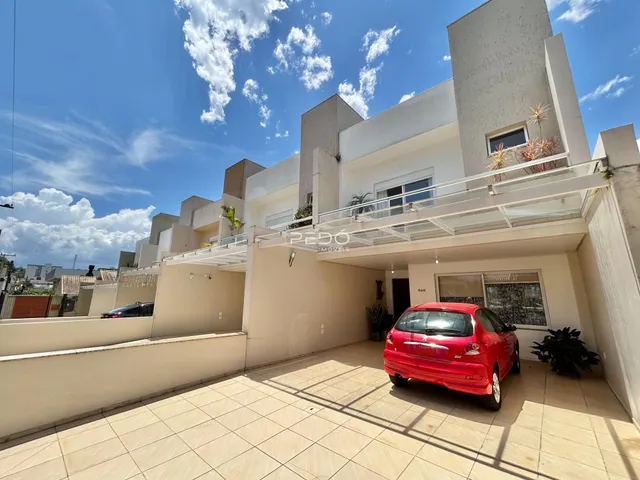 Fachada de um imóvel residencial em Lajeado, Brasil, com área externa pavimentada.