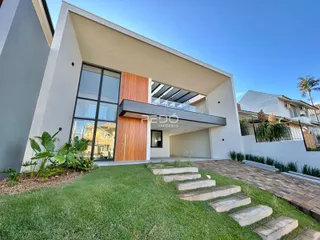 Fachada moderna de uma residência em Lajeado, Brasil, com jardim e escadaria.