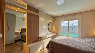 Quarto com vista para o exterior em um imóvel em Lajeado.