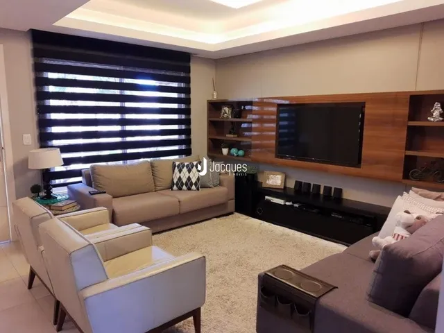 Sala de estar com sofá e painel de madeira.