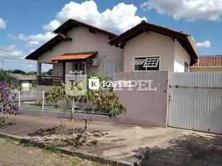 Fachada externa de uma residência em Lajeado, Brasil, com telhado de telhas.