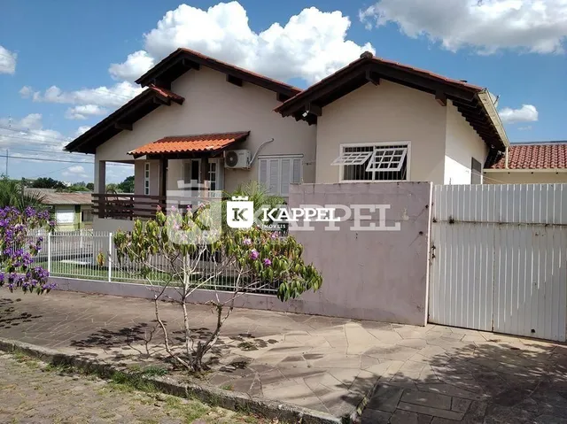 Fachada externa de uma residência em Lajeado, Brasil, com telhado de telhas.