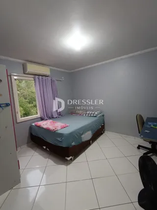 Foto de um quarto com cama e janela em um imóvel.