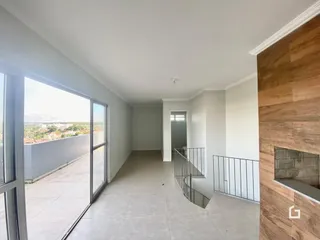 Vista interna de um corredor com acesso a uma área externa.