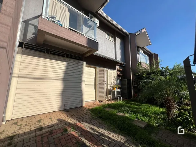 Fachada de uma residência em Lajeado, Brasil, mostrando a garagem e o jardim frontal.