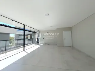 Ambiente interno moderno com grande abertura para a vista externa.